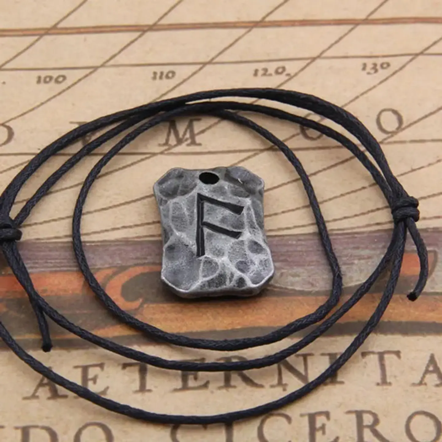 Collar Talismán Runas Hierro Martillado Vikingo Para Hombre  4