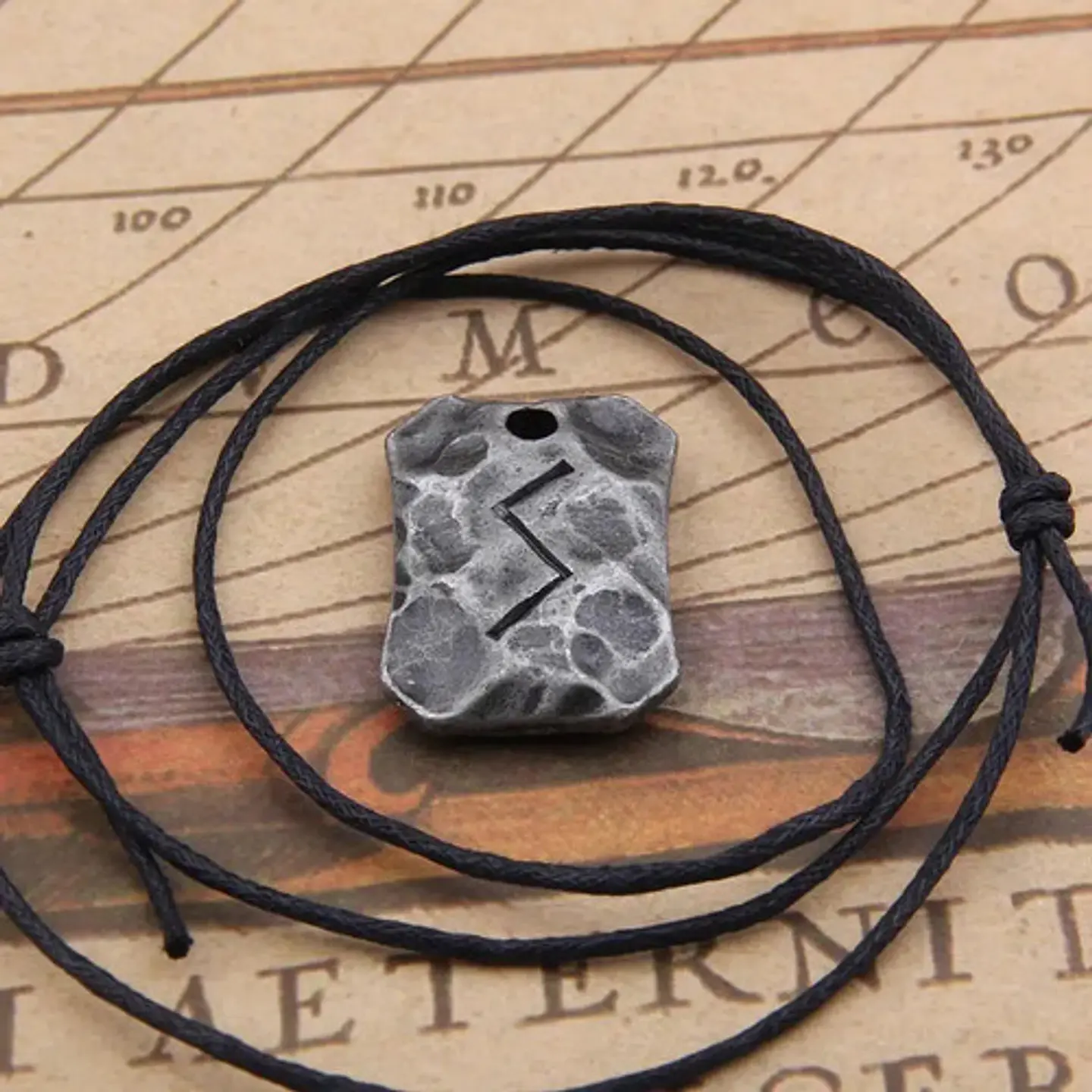 Collar Talismán Runas Hierro Martillado Vikingo Para Hombre  6