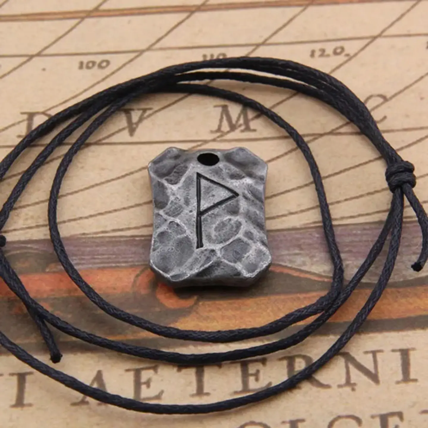 Collar Talismán Runas Hierro Martillado Vikingo Para Hombre  21