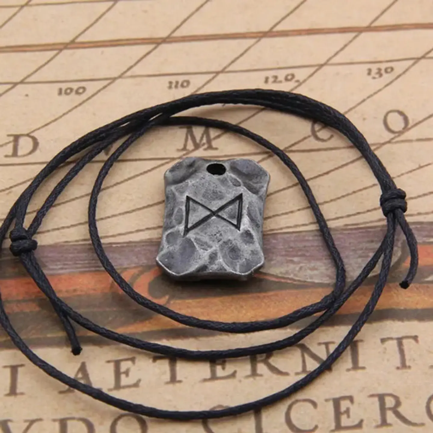 Collar Talismán Runas Hierro Martillado Vikingo Para Hombre  24