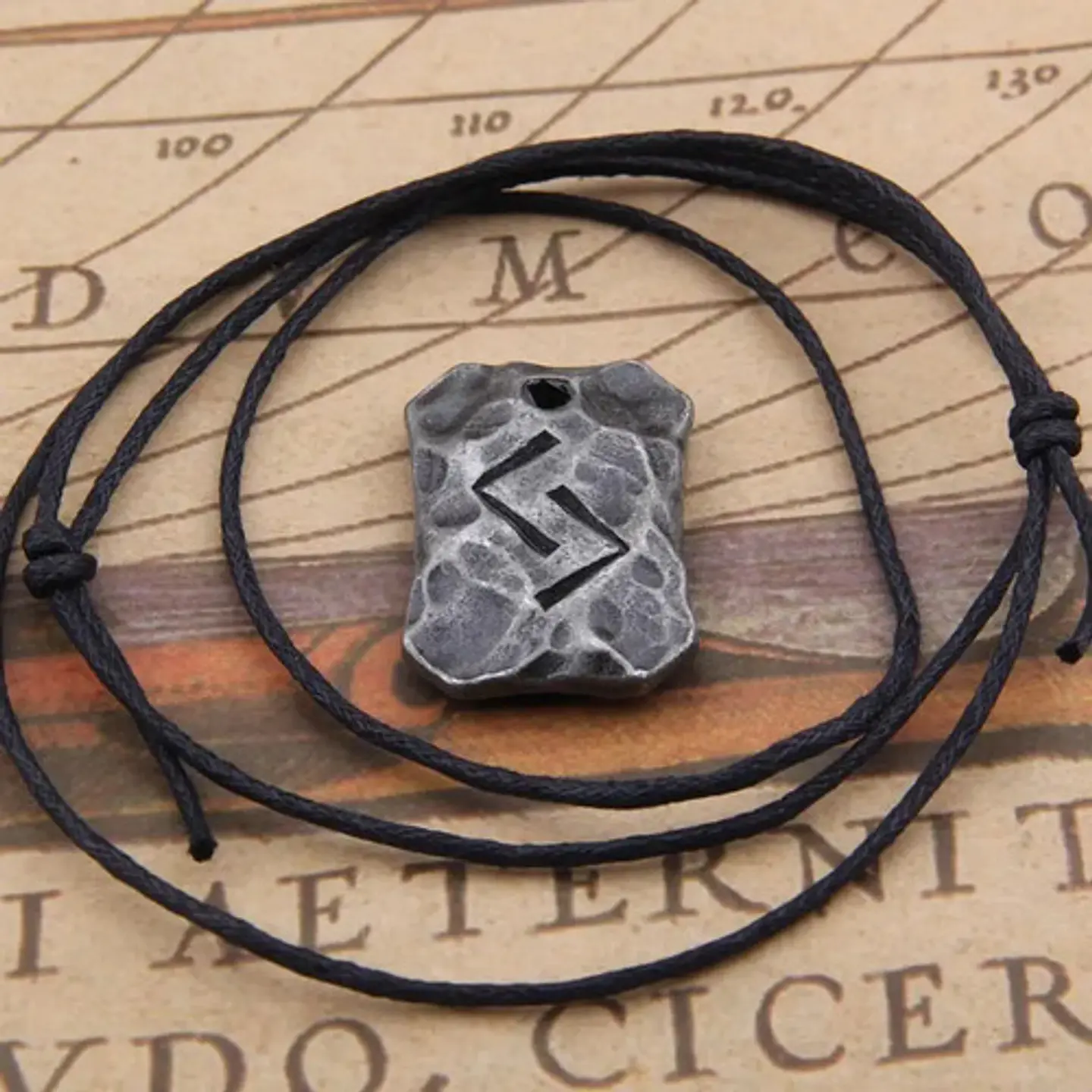 Collar Talismán Runas Hierro Martillado Vikingo Para Hombre  26
