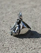 Anillo Para Hombre Forma De Esqueleto Cruz Invertida Cráneo - Miniatura 3