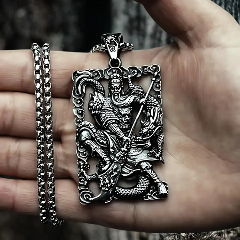 Collar Para Hombre Con Dije Guan Yu Cultura China De Acero  Plateado 3