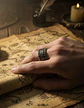 Anillo Para Hombres Vikingo Amuleto Runas Futhark De Acero - Miniatura 2