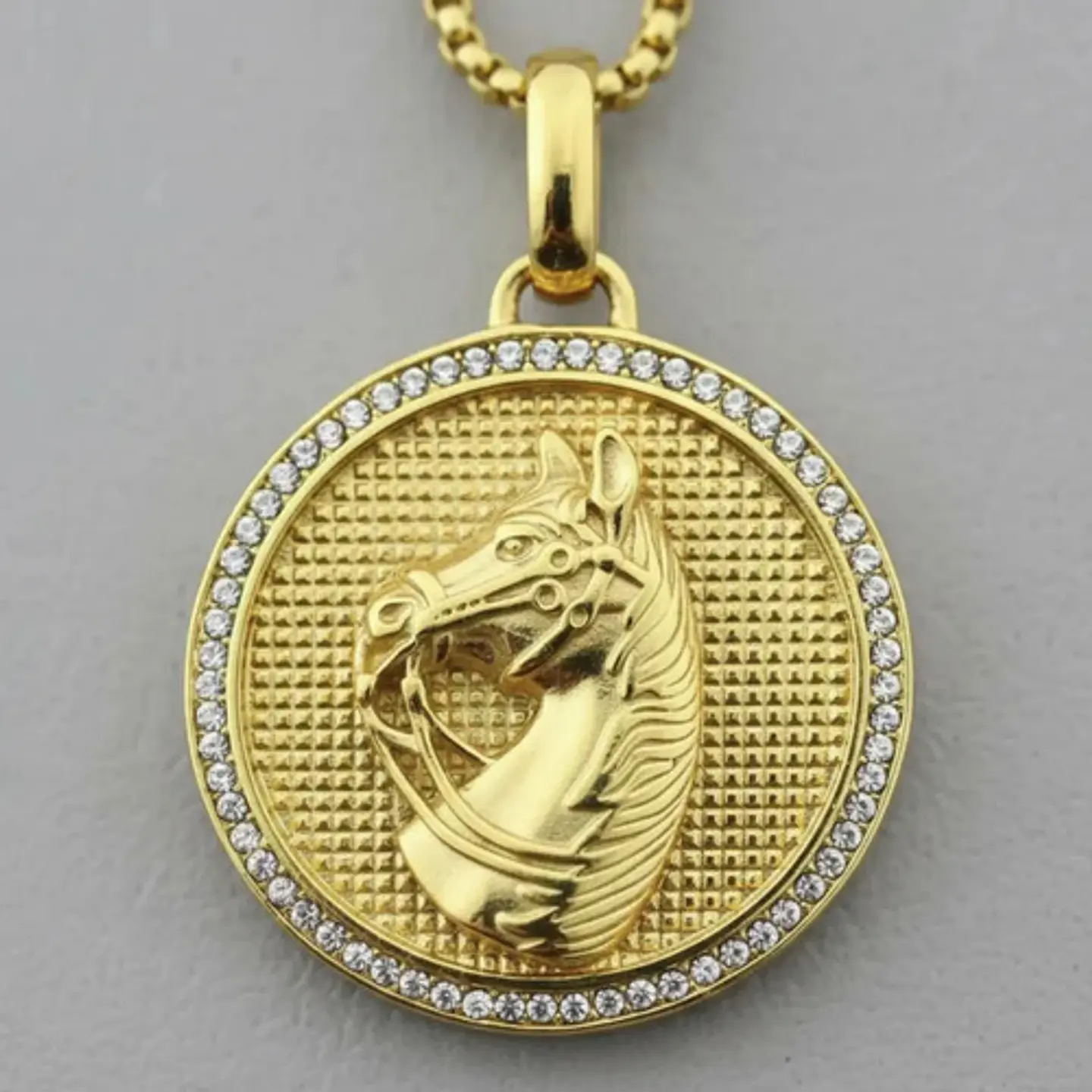 Collar En Acero Dorado Para Hombres Dije Caballo Piedras 2