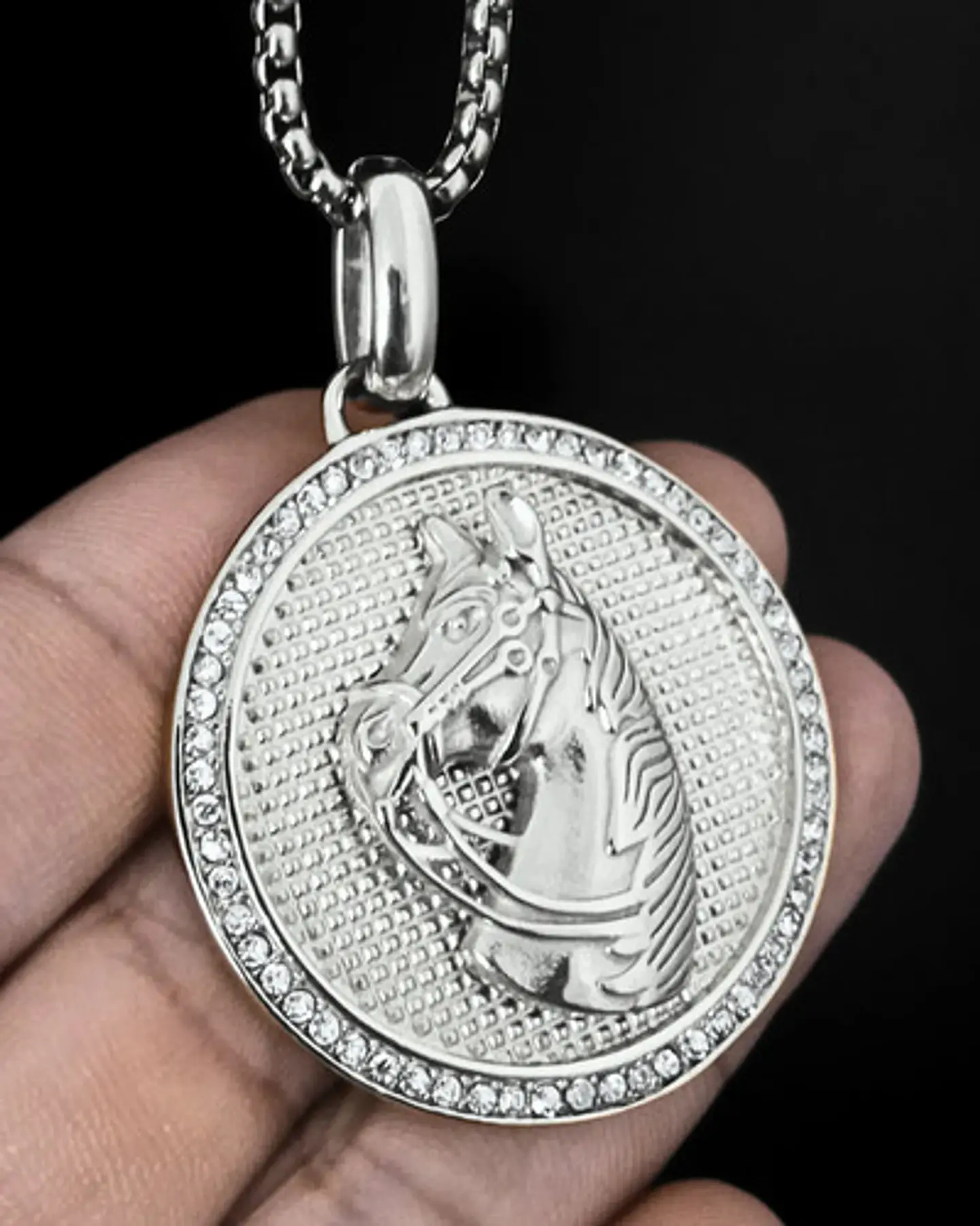 Collar En Acero Dorado Para Hombres Dije Caballo Piedras 16