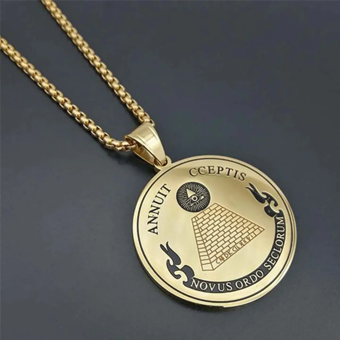 Collar Ojo Providencia Color Oro Acero Inoxidable Hombre 2