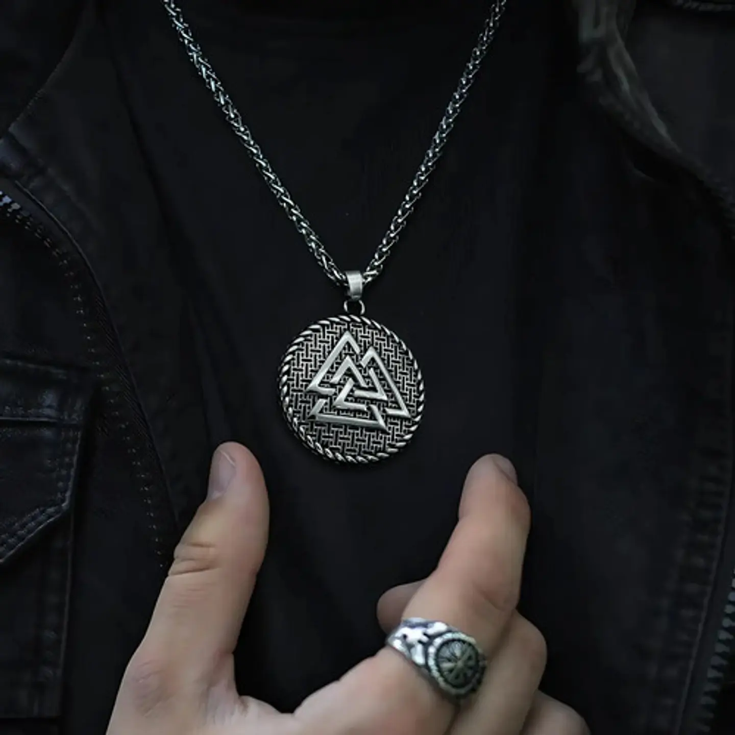 Collar Para Hombre Con Dije Vikingo Valknut Escudo Malla 3