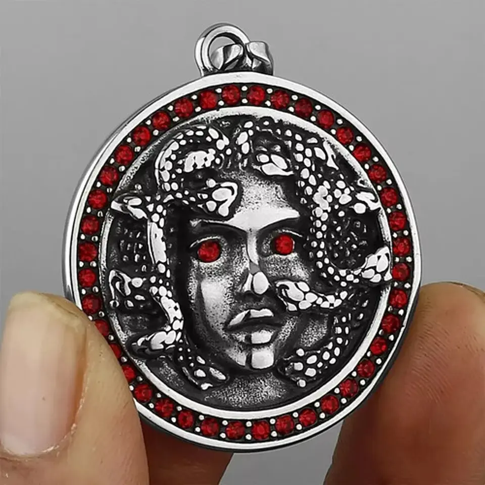 Collar Dije Medusa Color Plata Acero Inoxidable Para Hombre 3