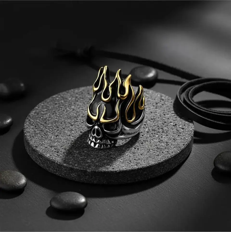 Anillo Para Hombre Forma Cráneo Llamas De Acero Color Plata 7