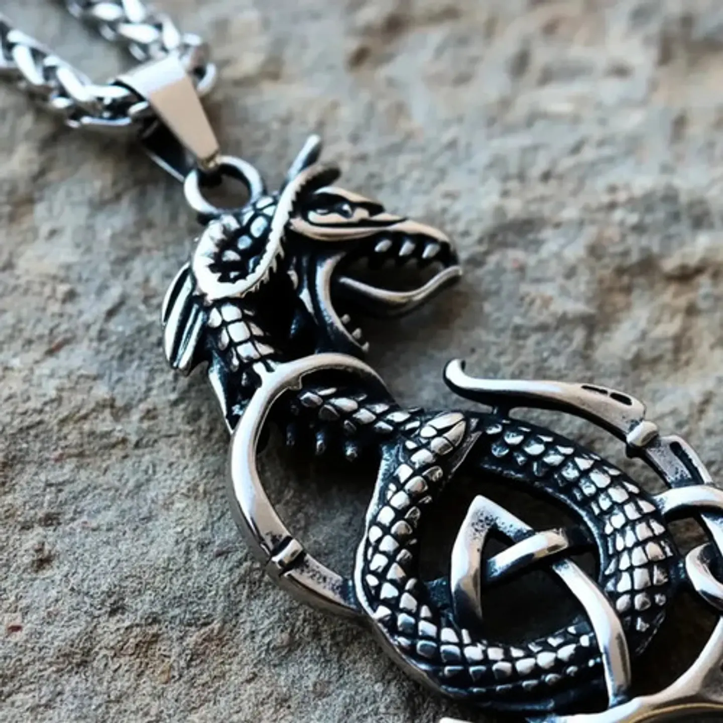 Collar Vikingo En Acero Para Hombre Dije Dragon Color Plata 5