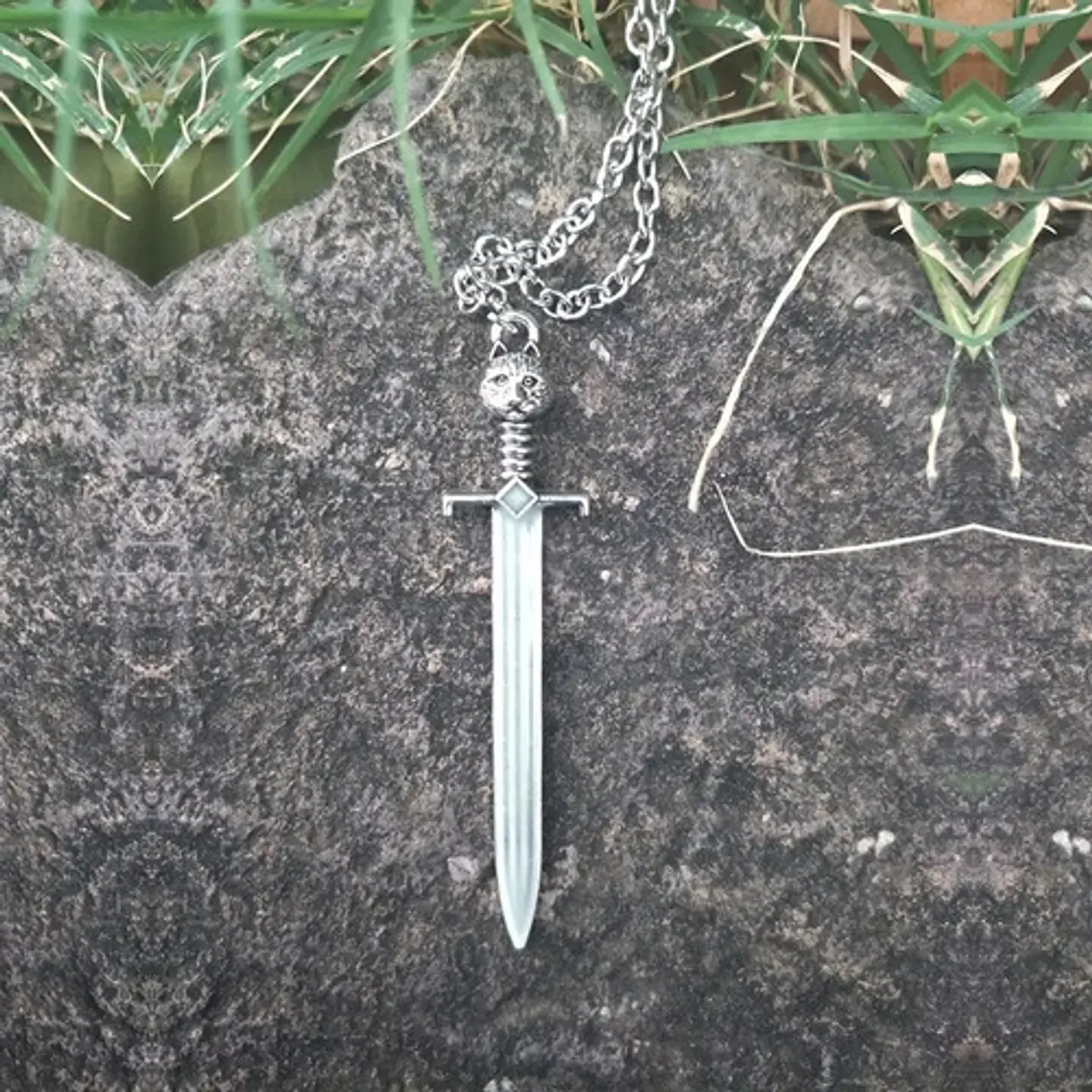 Collar Dije Espada Color Plata Brilla En La Oscuridad Hombre 5