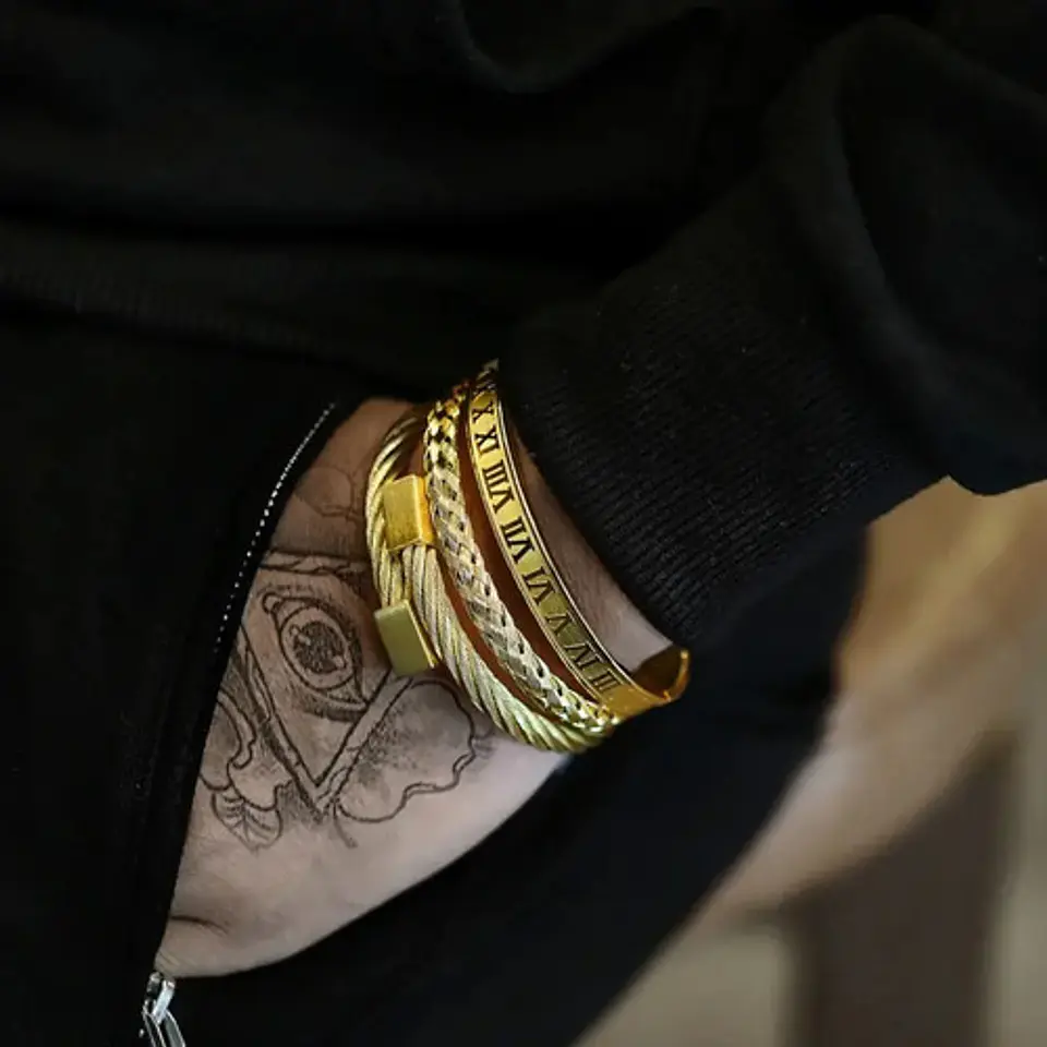 Pulsera Brazalete Tipo Guaya Ajustable Color Oro Para Hombre 3