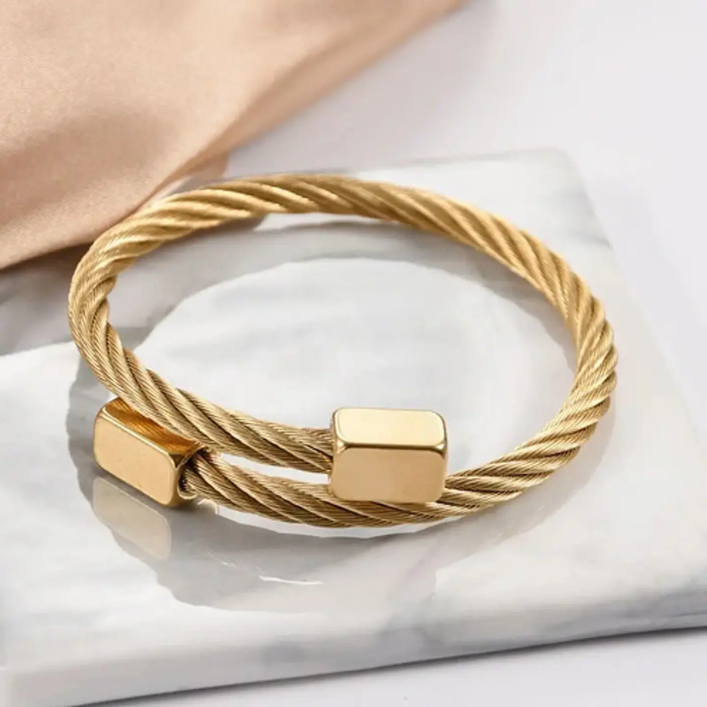 Pulsera Brazalete Tipo Guaya Ajustable Color Oro Para Hombre 4