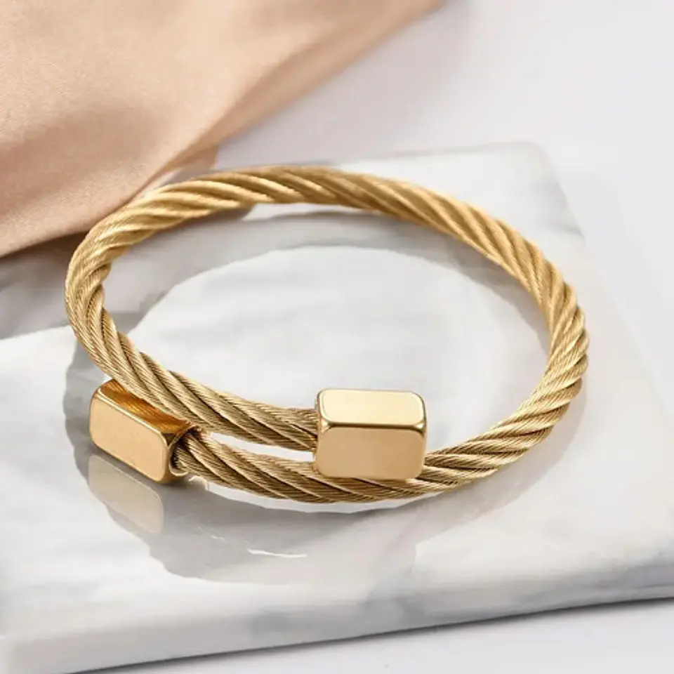 Pulsera Brazalete Tipo Guaya Ajustable Color Oro Para Hombre 4