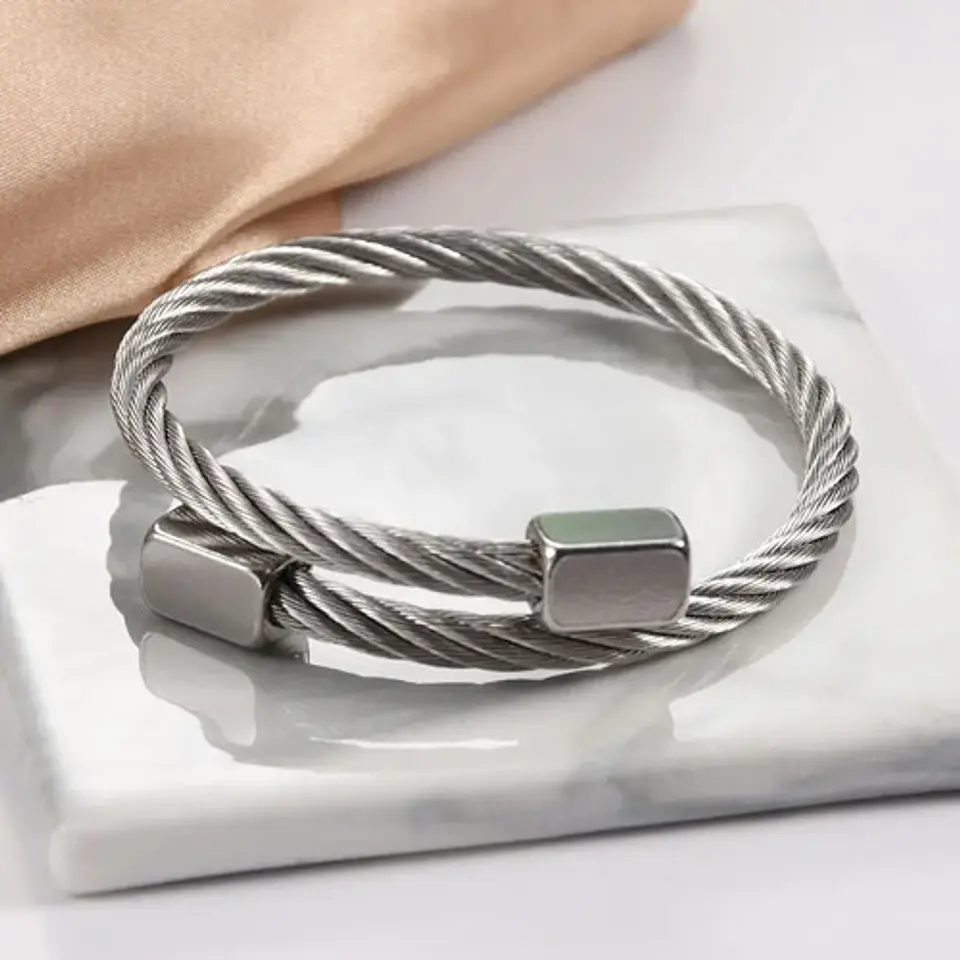 Pulsera Brazalete Tipo Guaya Ajustable Color Oro Para Hombre 7
