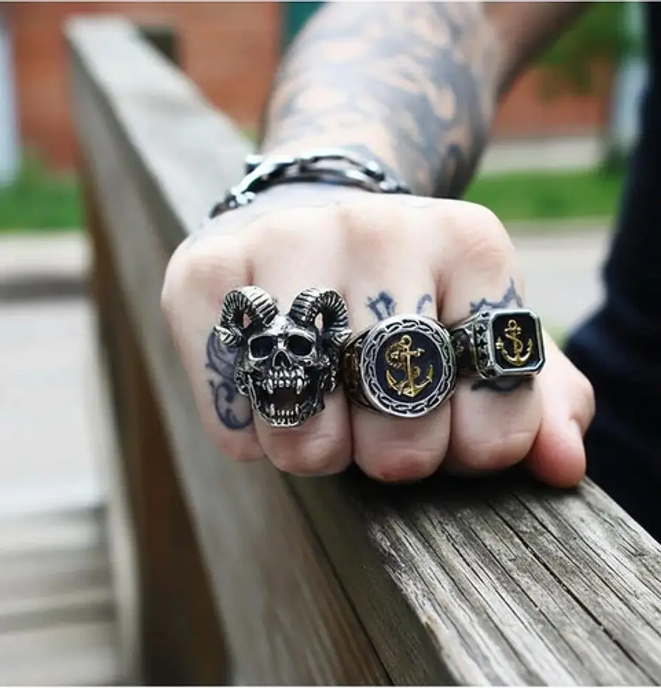 Anillo Para Hombres Color Plata Forma Cráneo Biker De Acero 7