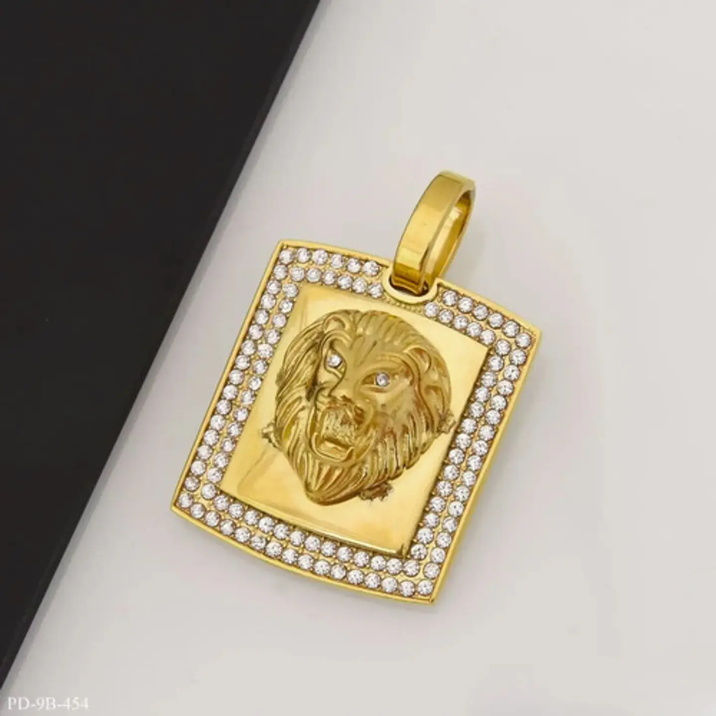 Collar Escudo León Realeza Acero Inoxidable Color Oro Hombre 4