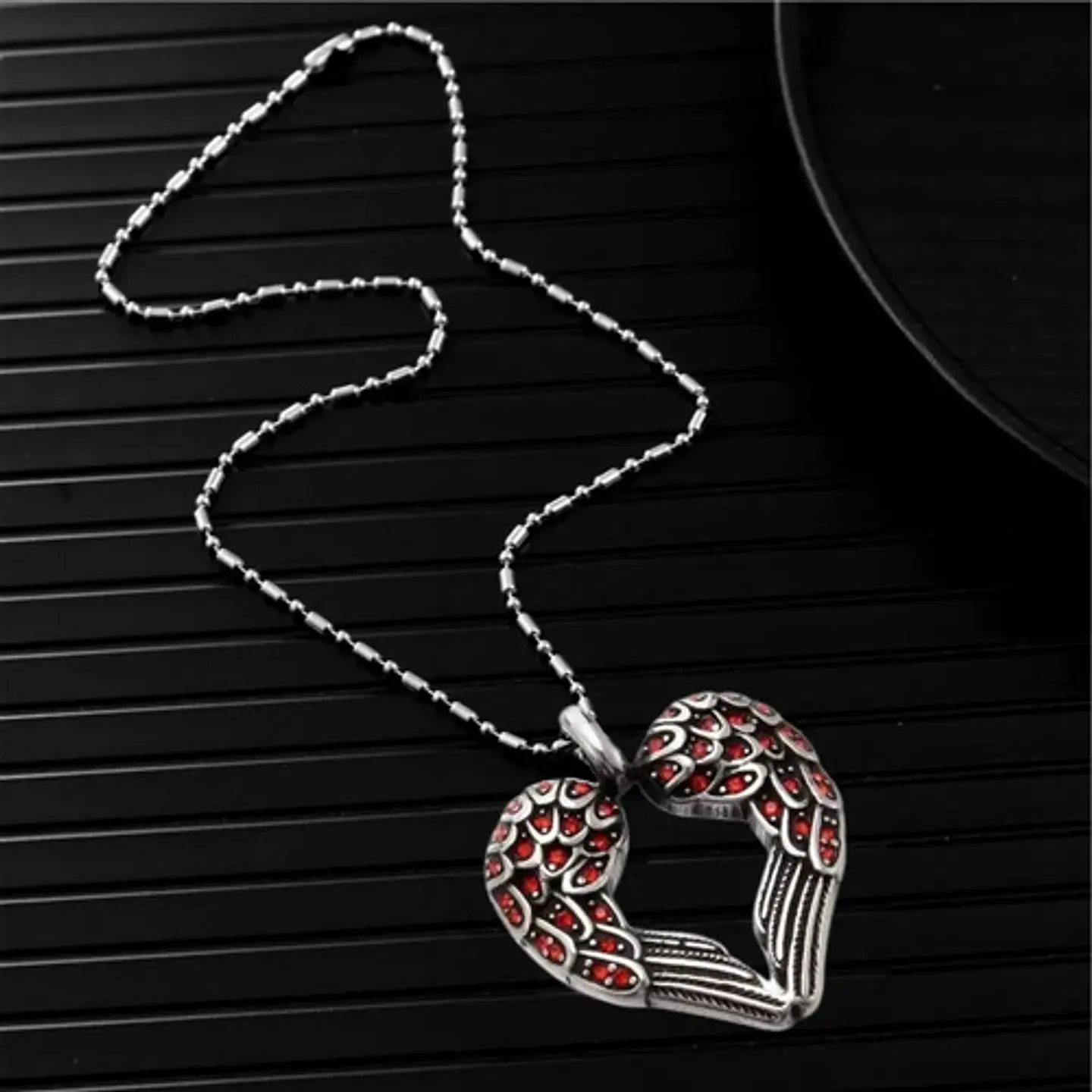 Collar Dije Corazon Alas De Acero Color Plata Hombre Y Mujer 2