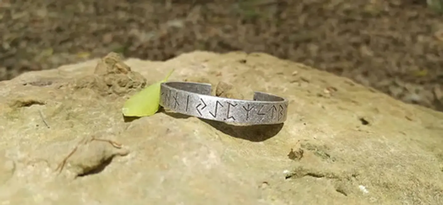 Pulsera Brazalete Vikingo Nórdico Color Plata Runas Hombre 2