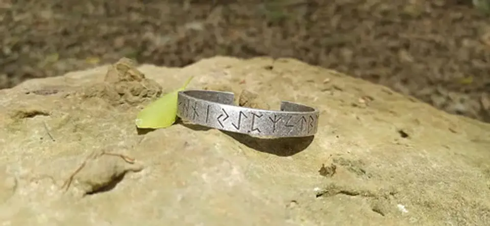 Pulsera Brazalete Vikingo Nórdico Color Plata Runas Hombre 2