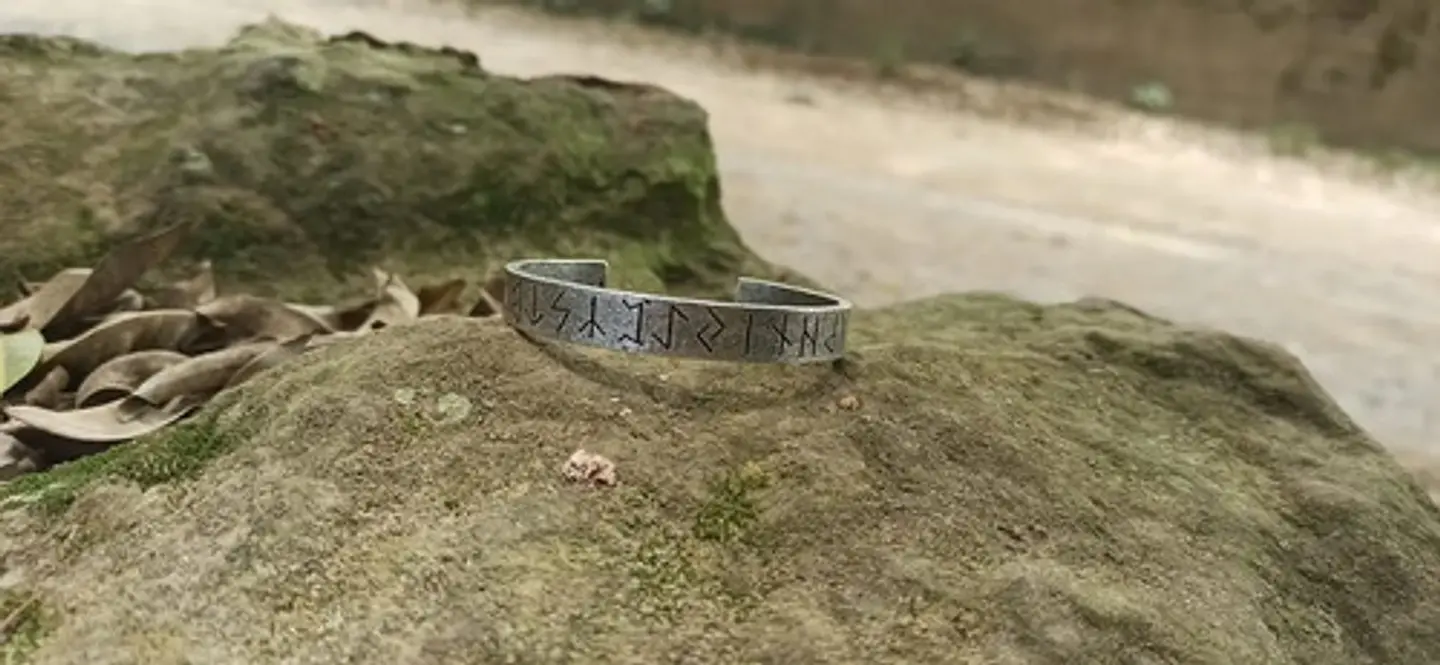 Pulsera Brazalete Vikingo Nórdico Color Plata Runas Hombre 3
