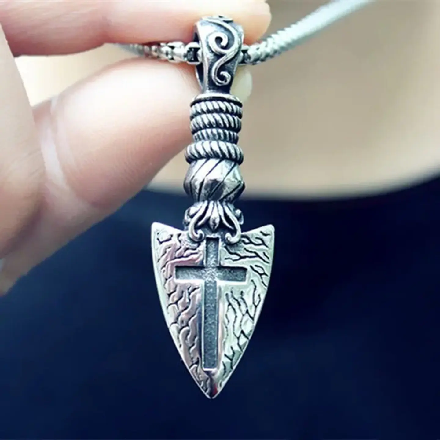 Collar Dije Punta Flecha Cruzada Acero Color Plata Hombre 4