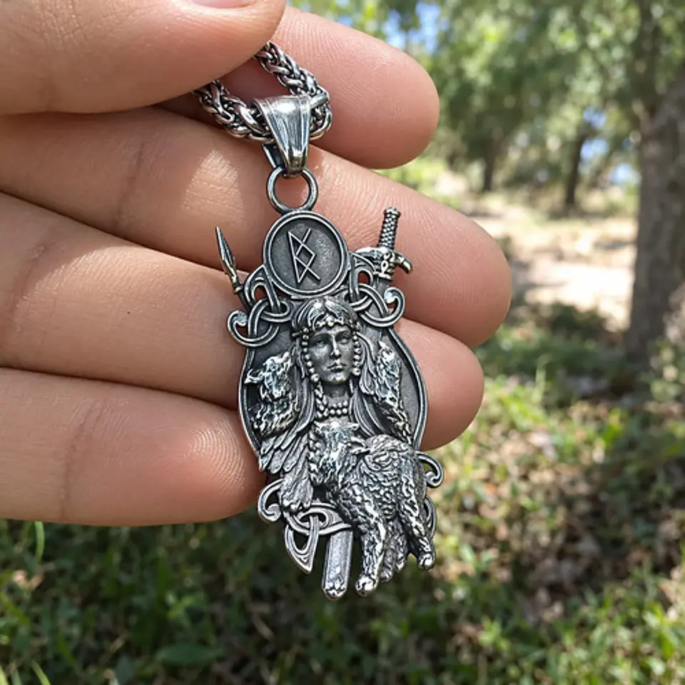 Collar Vikingo En Acero Hombre Y Mujer Dije Lobo Valquiria 3