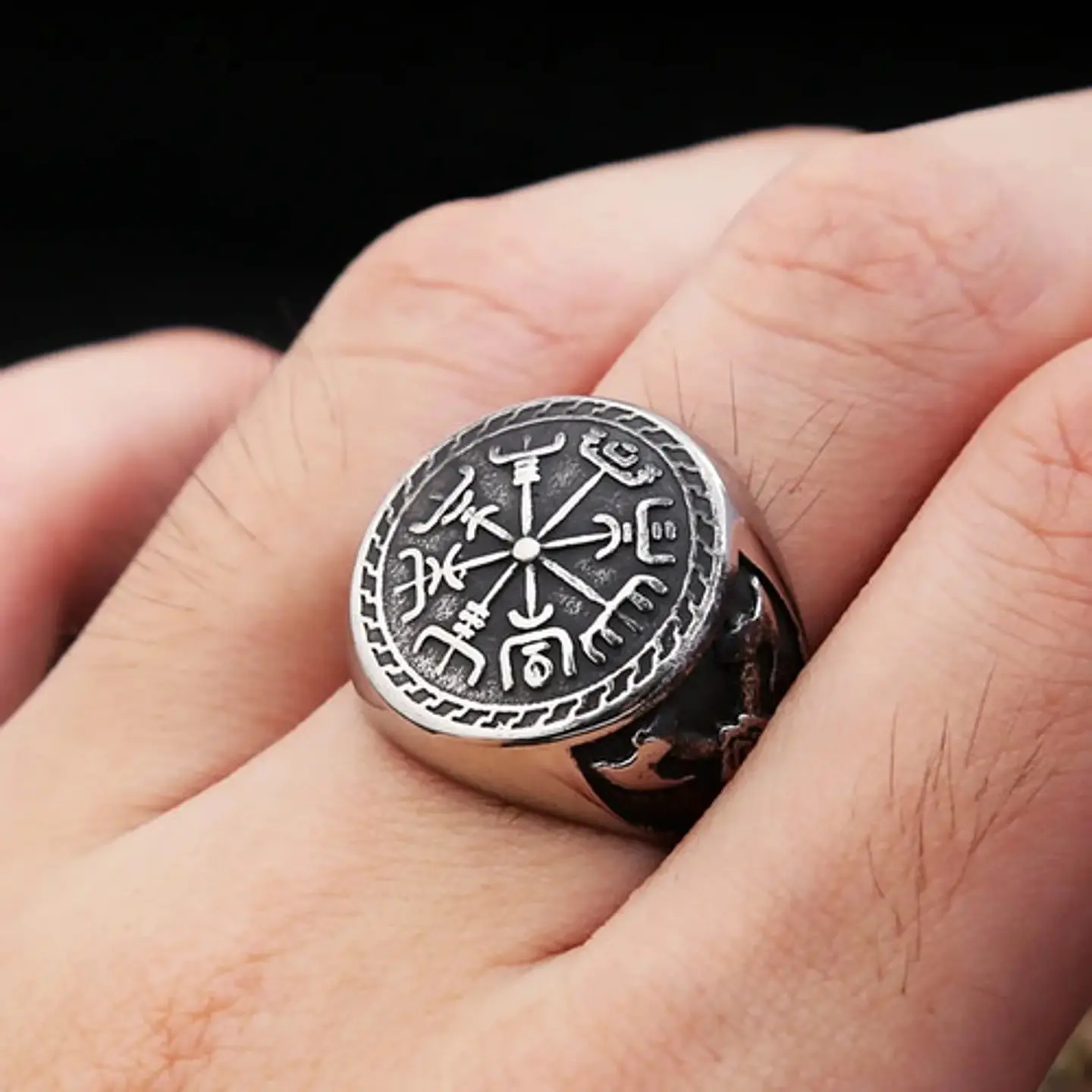 Anillo Brujula Vikingo Vegvísir Axe Acero Color Plata Hombre 3