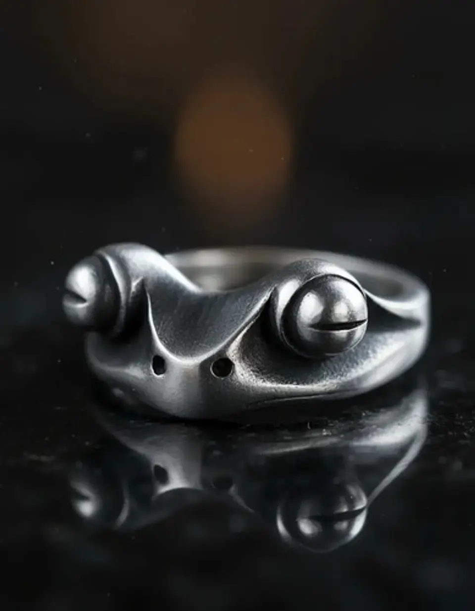 Anillo Argolla Acero Forma De Rana Color Plata Hombre Mujer 10