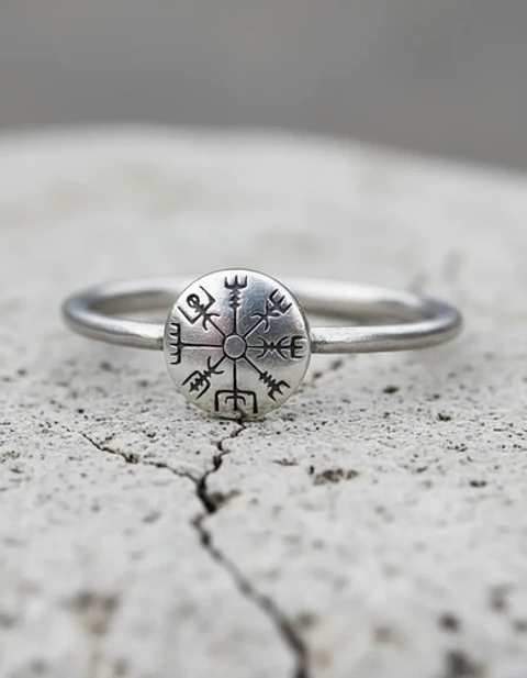 Anillo De Acero Vikingo Brujula Vegvísir Color Plata Mujer
