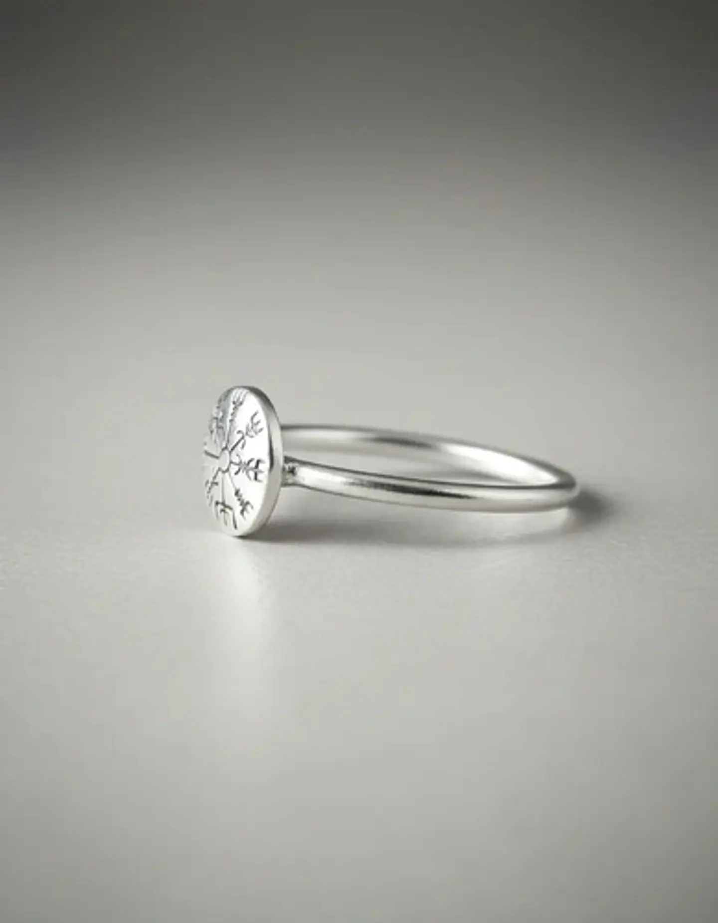 Anillo De Acero Vikingo Brujula Vegvísir Color Plata Mujer 4