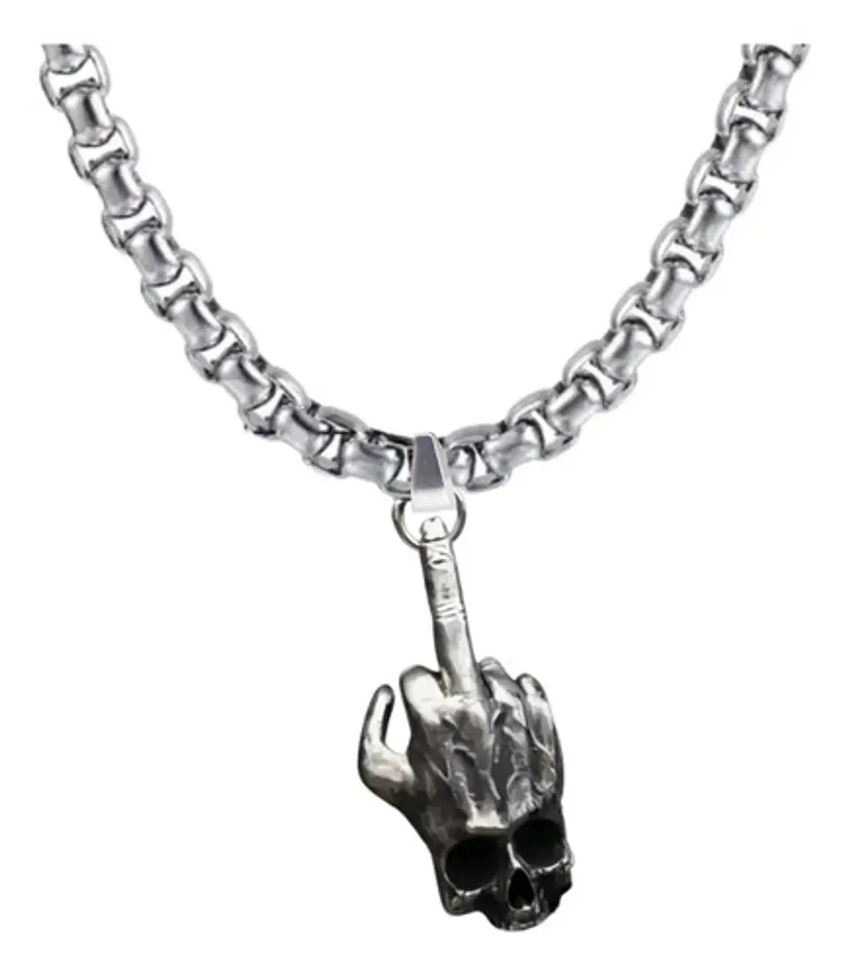 Collar Dije Calavera Mano Cuernos Cráneo Acero Oscuro Hombre 1