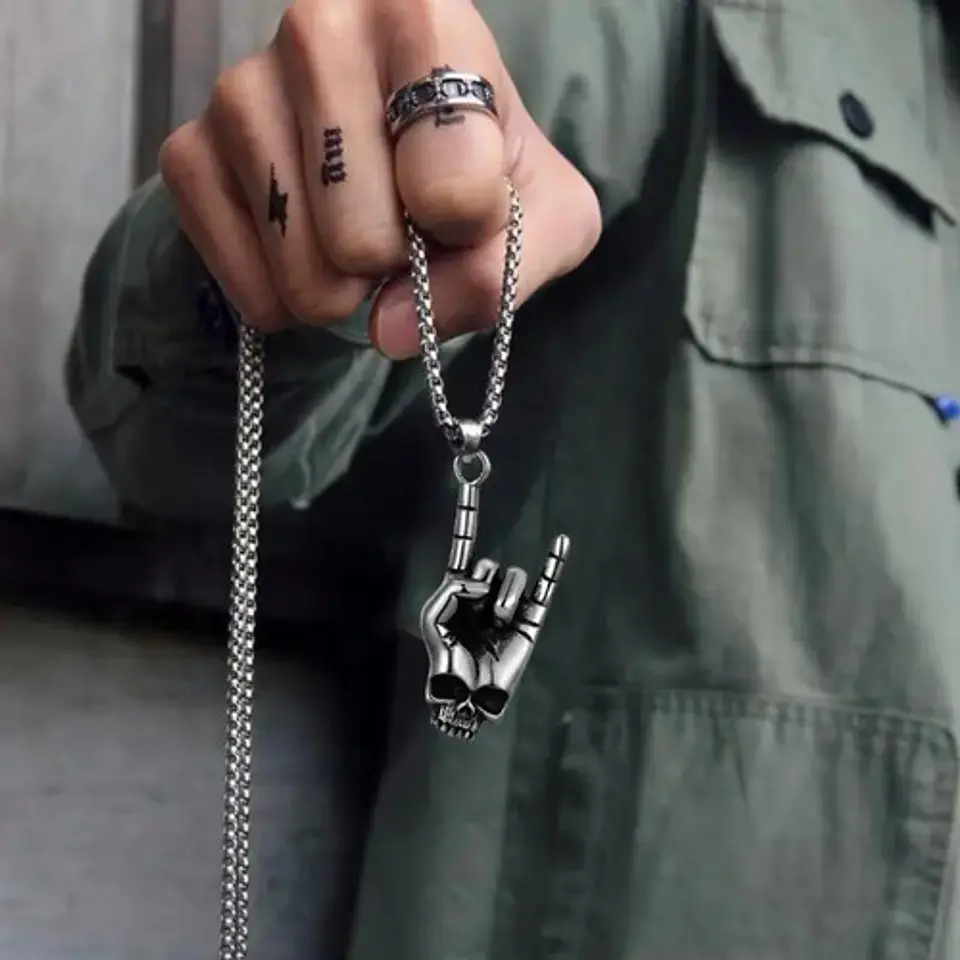 Collar Dije Calavera Mano Cuernos Cráneo Acero Oscuro Hombre 4