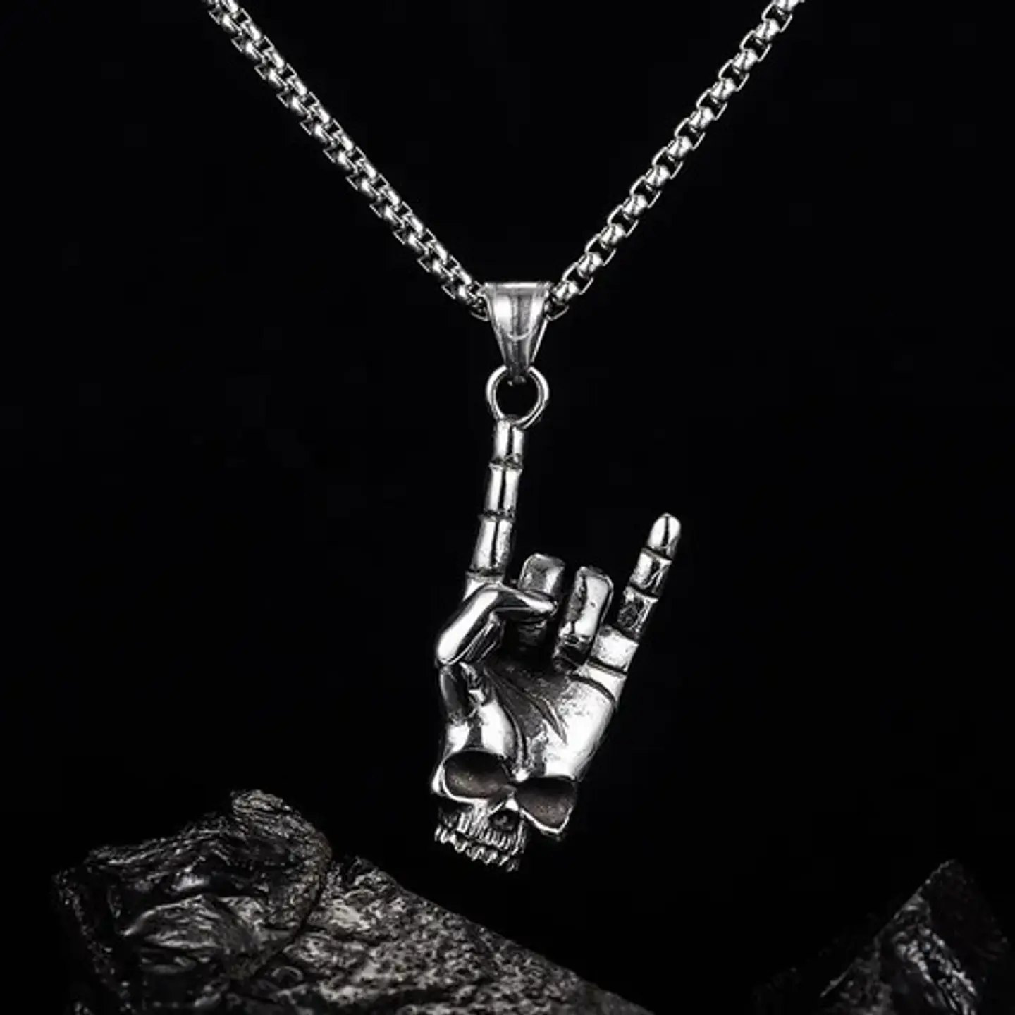 Collar Dije Calavera Mano Cuernos Cráneo Acero Oscuro Hombre 5