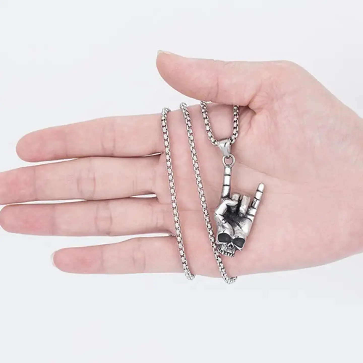 Collar Dije Calavera Mano Cuernos Cráneo Acero Oscuro Hombre 6