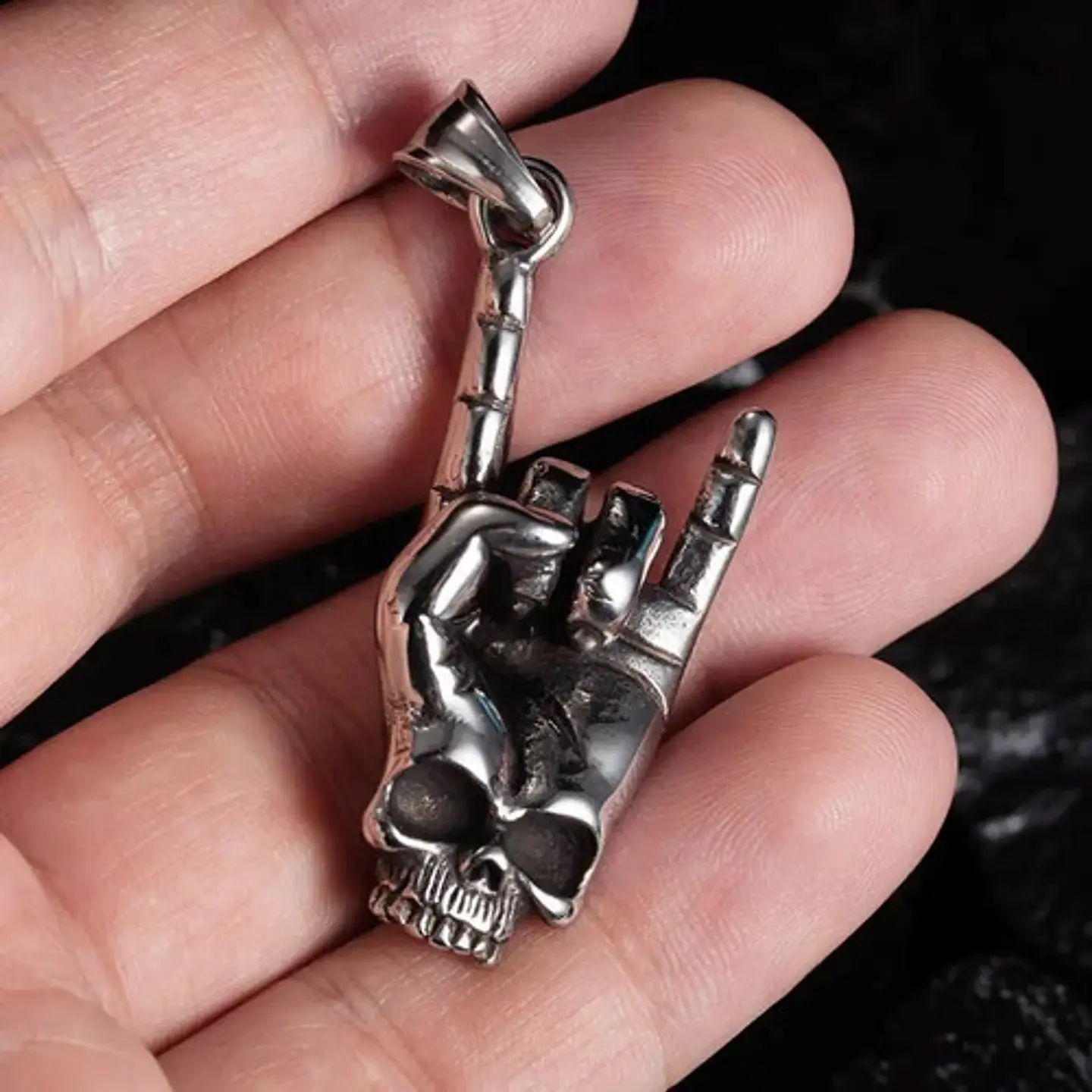 Collar Dije Calavera Mano Cuernos Cráneo Acero Oscuro Hombre 7