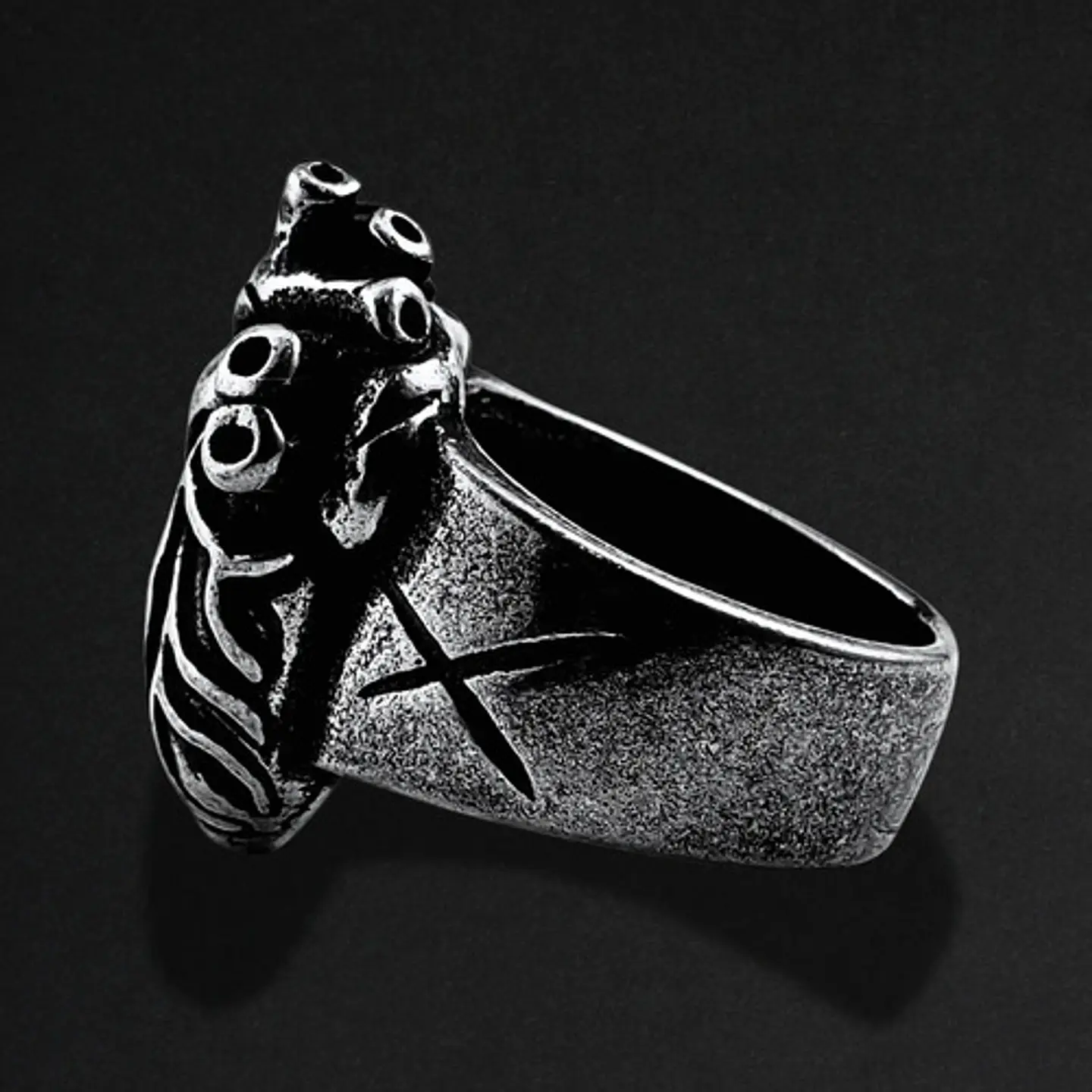 Anillo Forma Corazón Rustico Acero Color Plata Oscuro Hombre 3
