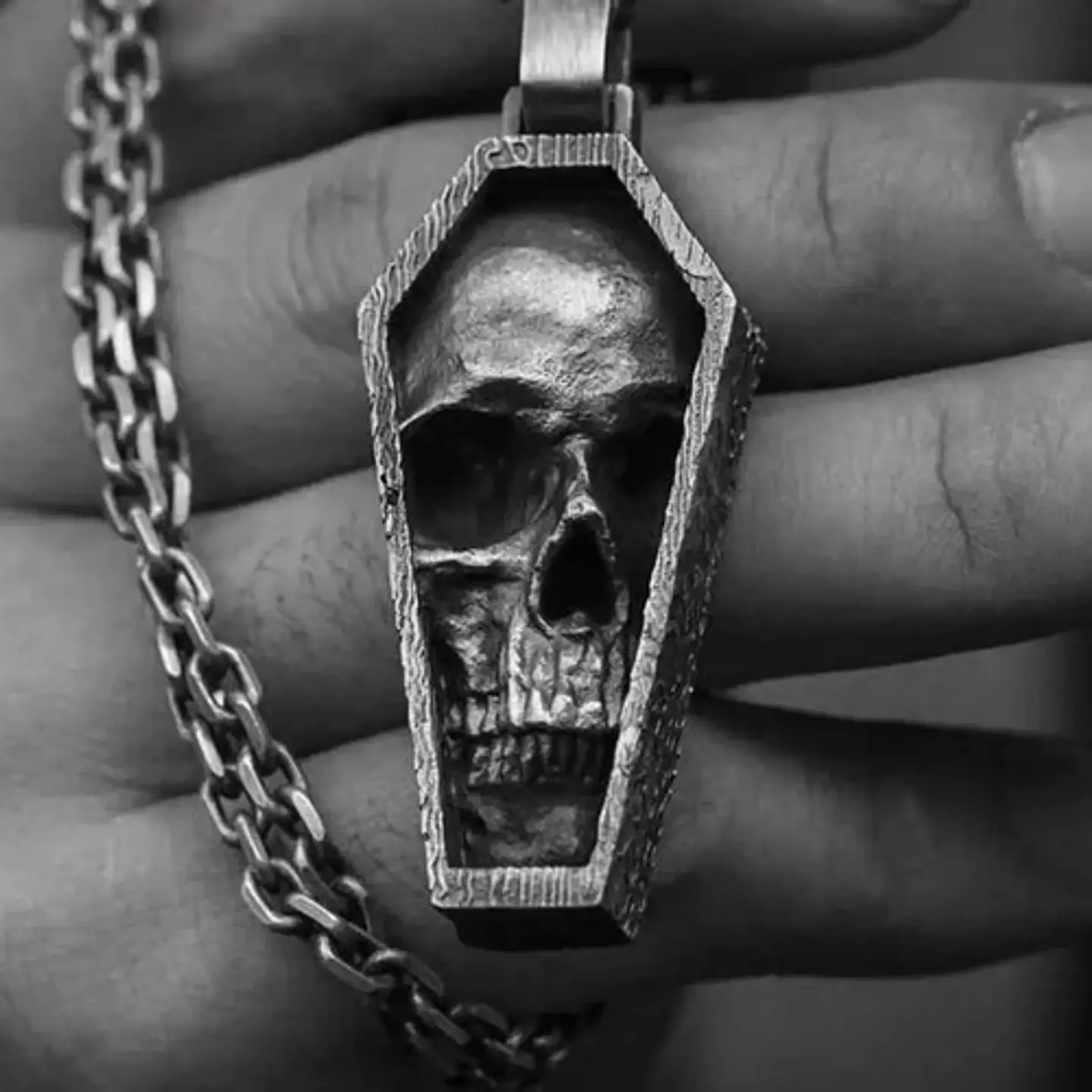 Collar Dije Calavera Ataúd Cráneo Acero Color Oscuro Hombre 3