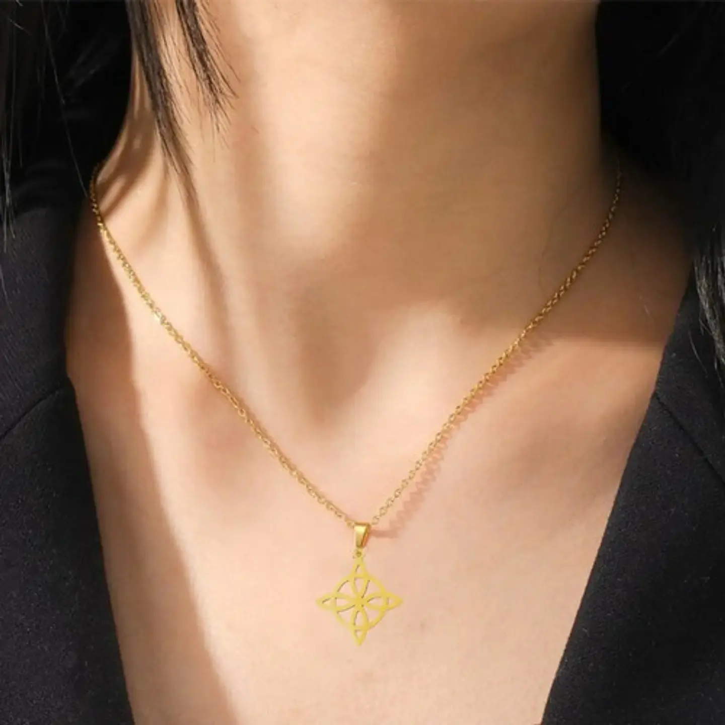 Collar Para Mujer Dije Nudo Bruja Celta De Acero Color Oro 3