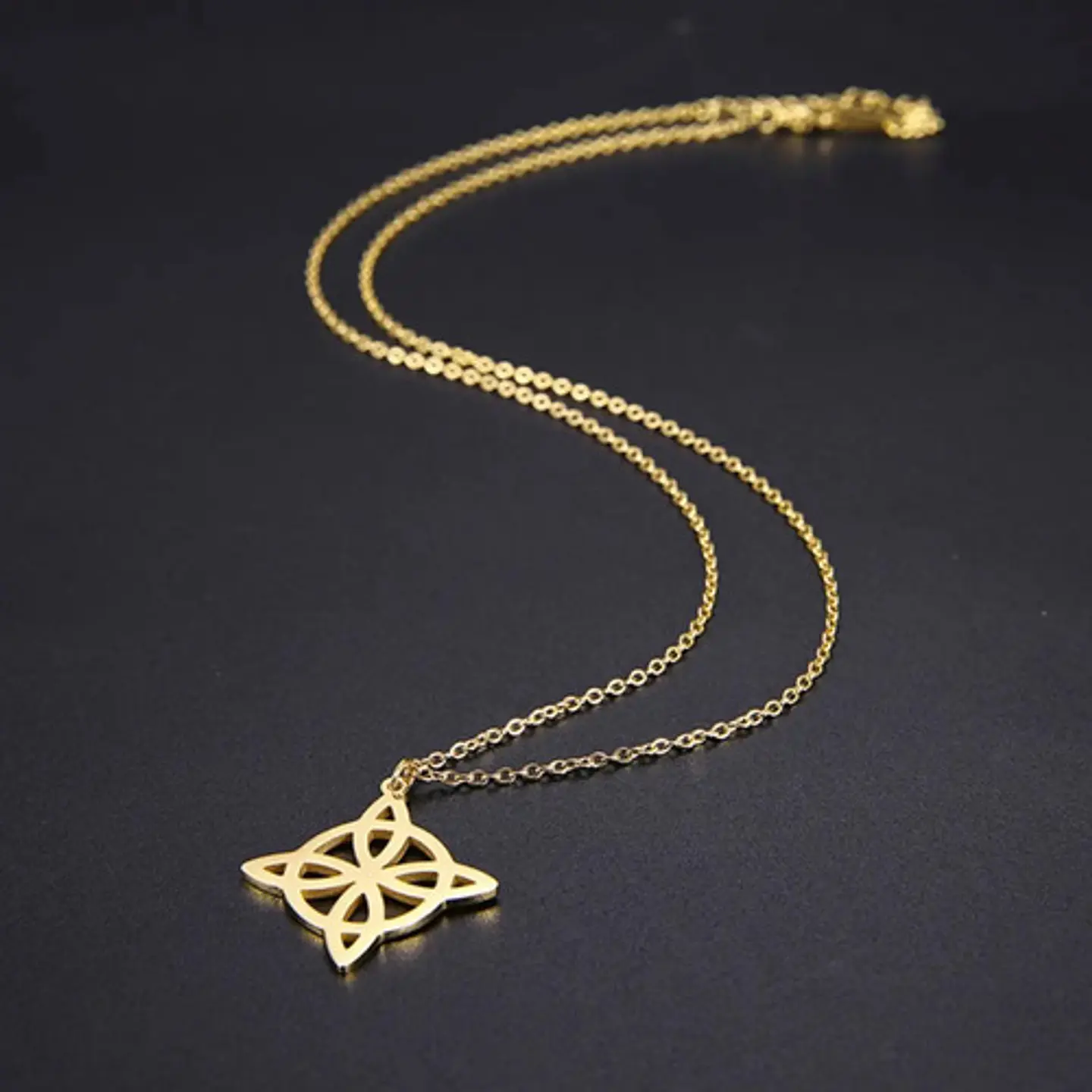 Collar Para Mujer Dije Nudo Bruja Celta De Acero Color Oro 5