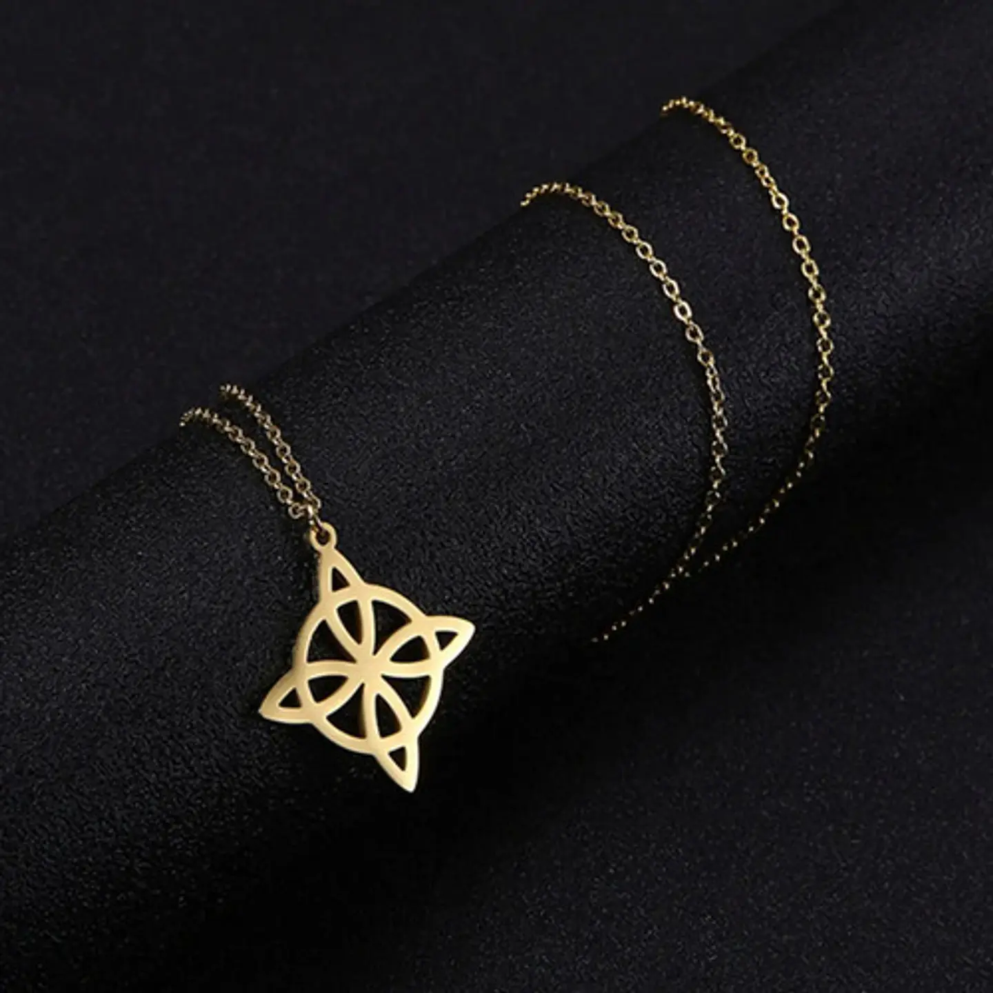 Collar Para Mujer Dije Nudo Bruja Celta De Acero Color Oro 8