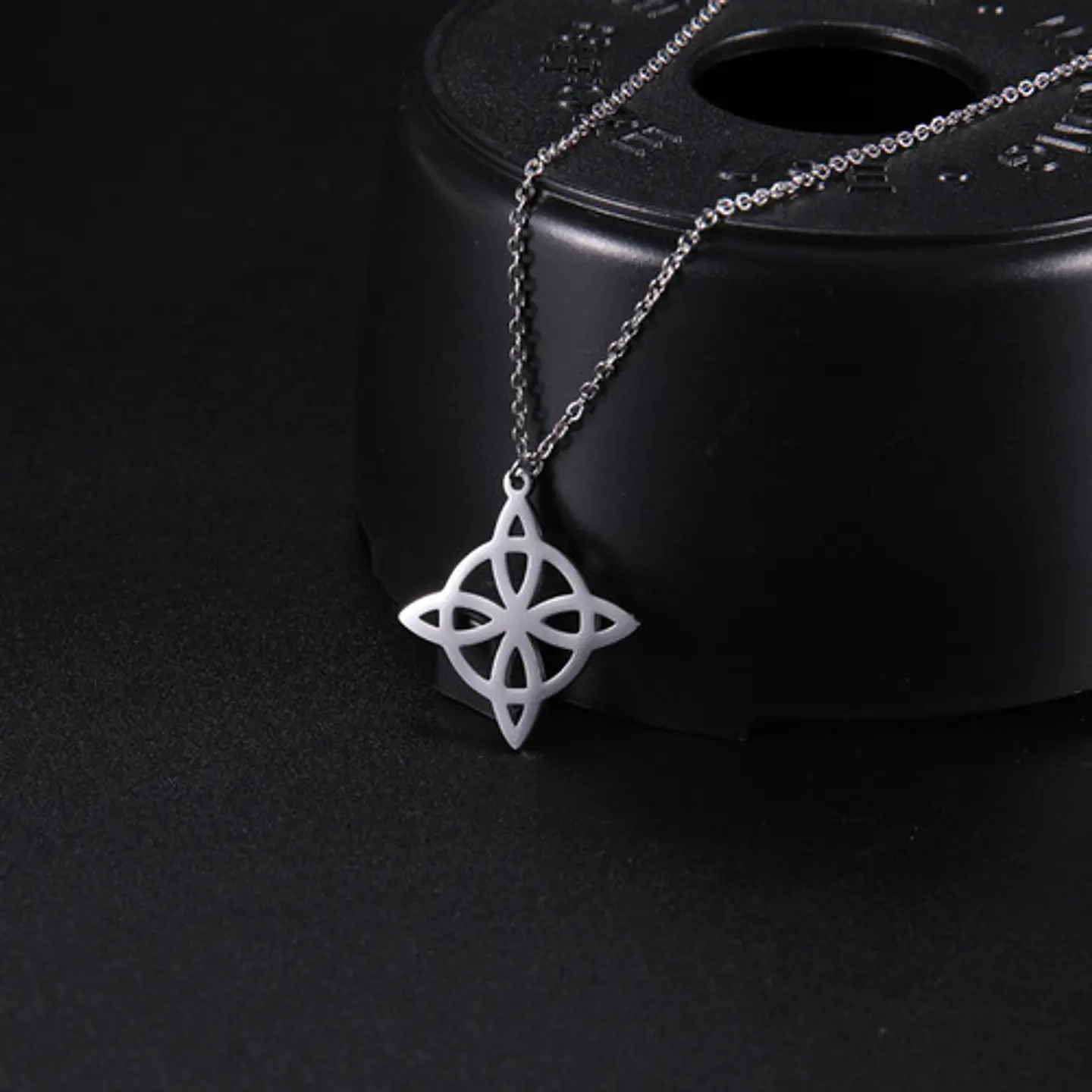 Collar Para Mujer Dije Nudo Bruja Celta De Acero Color Oro 13