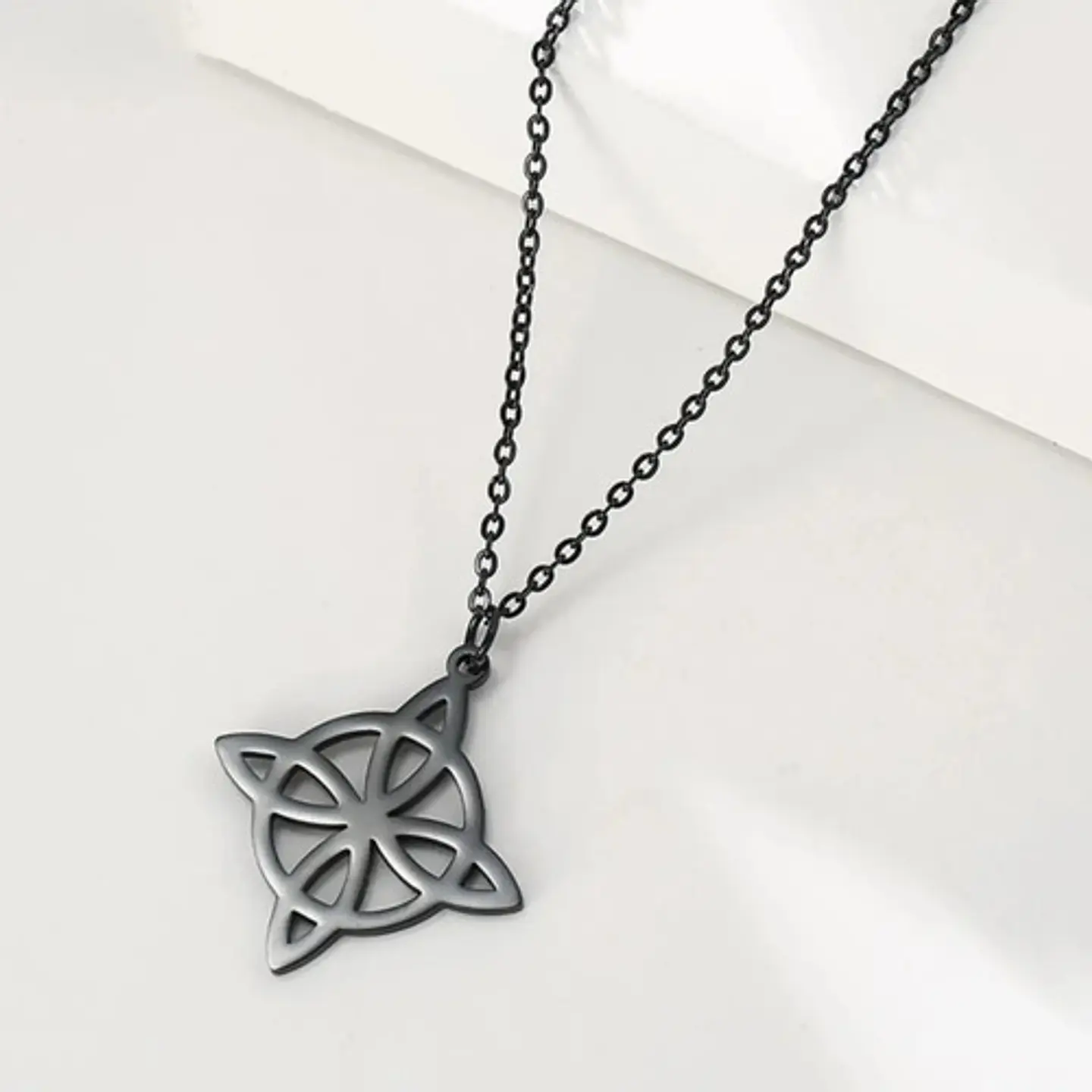 Collar Para Mujer Dije Nudo Bruja Celta De Acero Color Oro 18