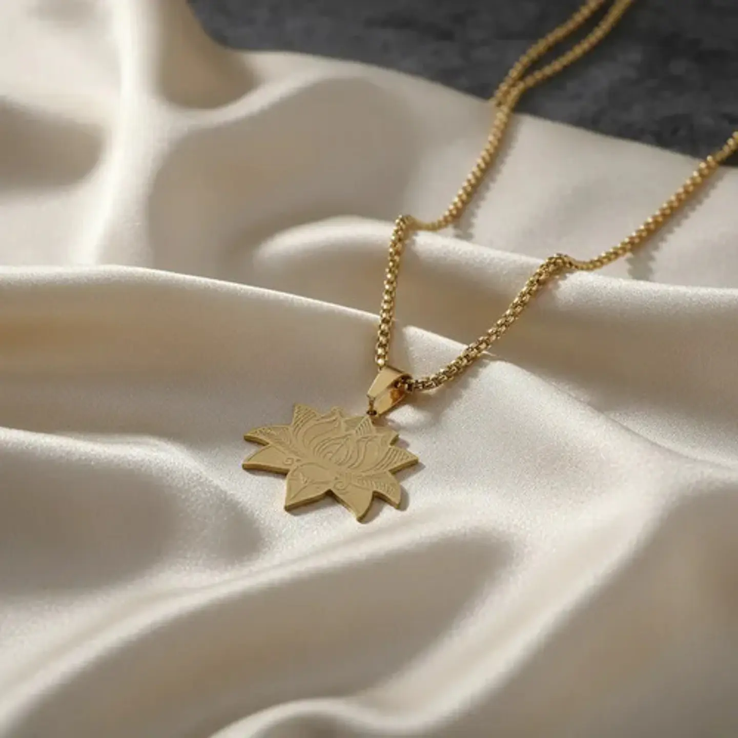 Collar Dorado De Acero Para Hombre Y Mujer Dije Flor De Loto 2