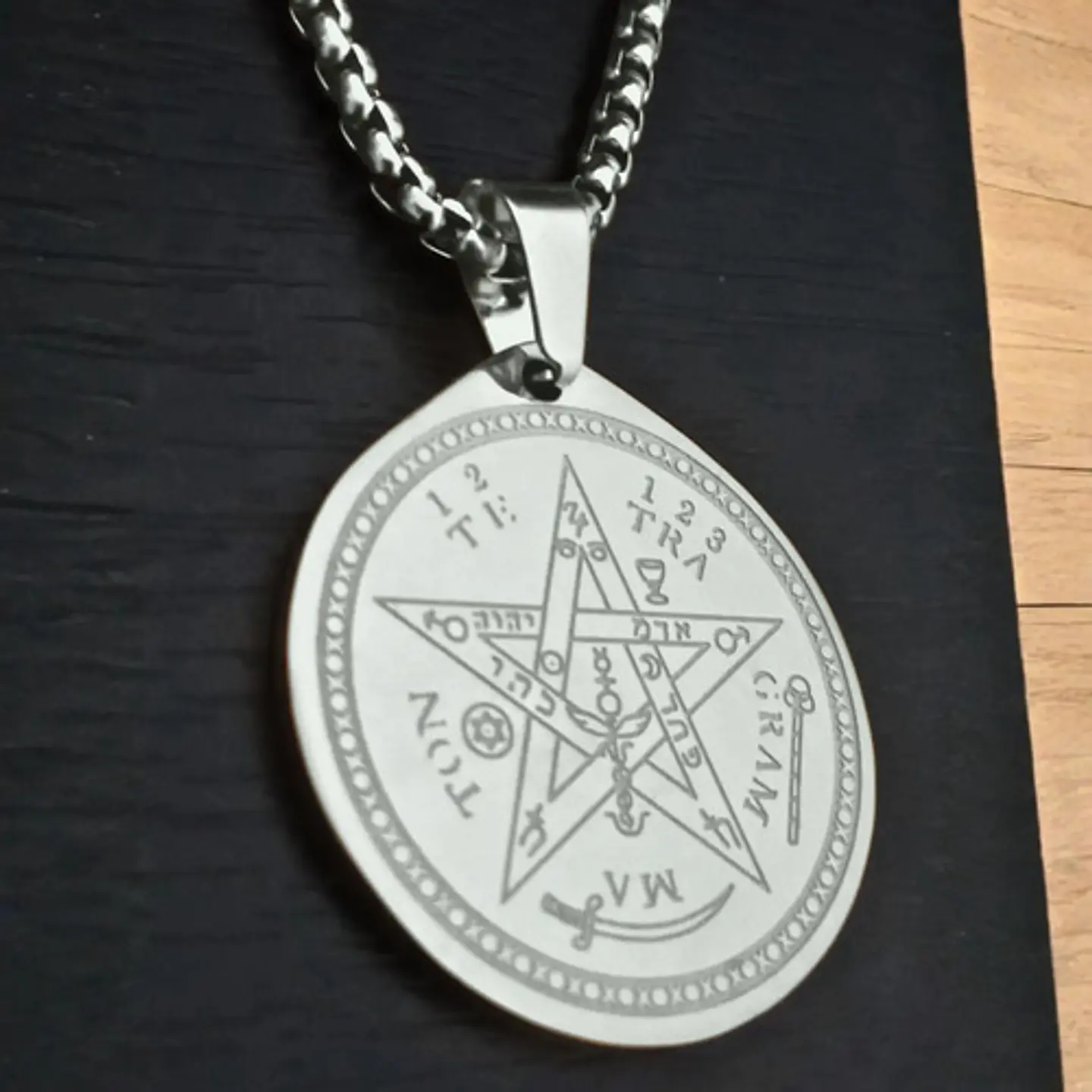 Collar De Acero Para Hombre Mujer Dije Amuleto Tetragrámaton 13