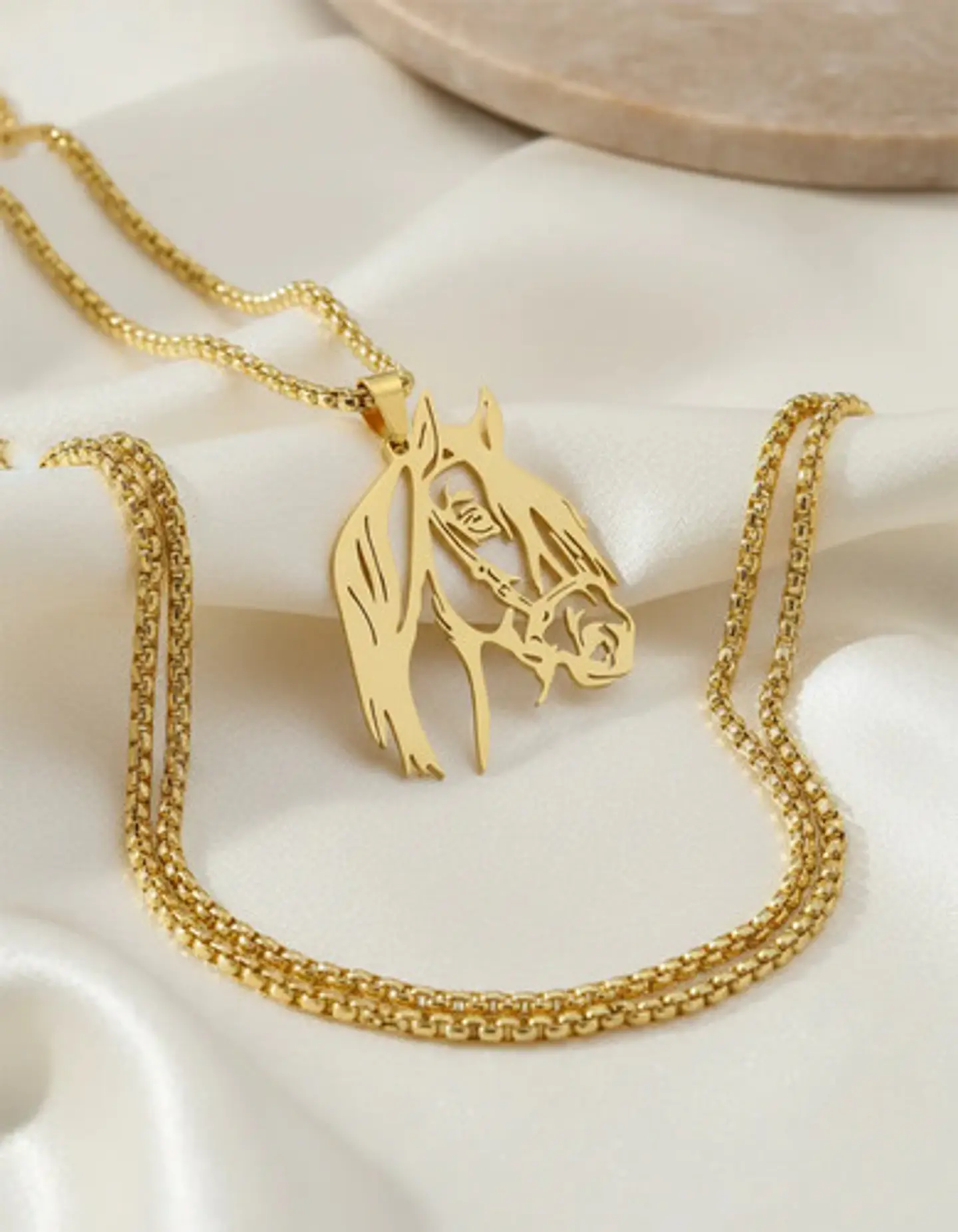 Collar Para Hombre Mujer Con Dije Caballo De Acero Color Oro 3