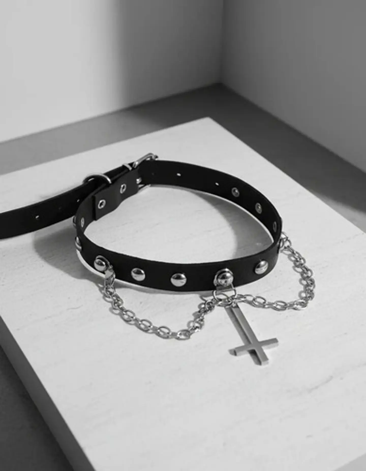 Collar Choker Gotico Para Mujer Y Dije Cruz Invertida Acero 2