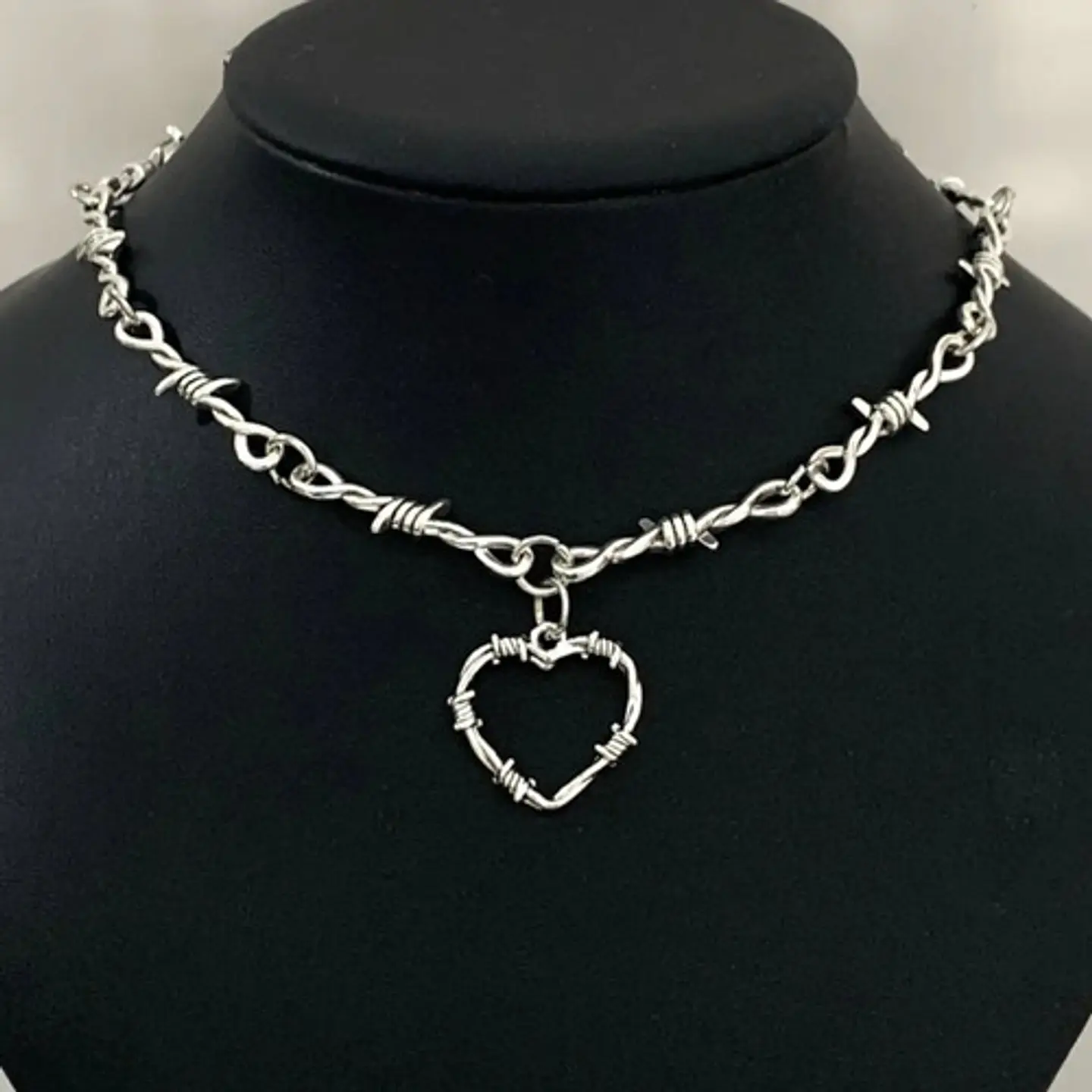Colla Para Mujer Alambre De Puas Y Dije Estrella Pentagrama 9