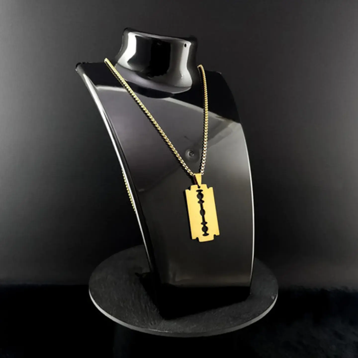 Collar Para Hombre Y Mujer Dije Cuchilla Barbero Color Negro 7